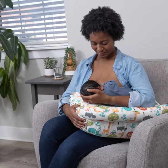 Kojací vankúš Chicco Boppy Deluxe s výplňou zachovávajúcou tvar – ružový