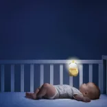 Chicco Day & Night Bear hudobná hrkálka a nočné svetielko – medvedík, biela