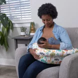 Chicco Boppy Deluxe dojčiaci vankúš s výplňou zachovávajúcou tvar – čierny