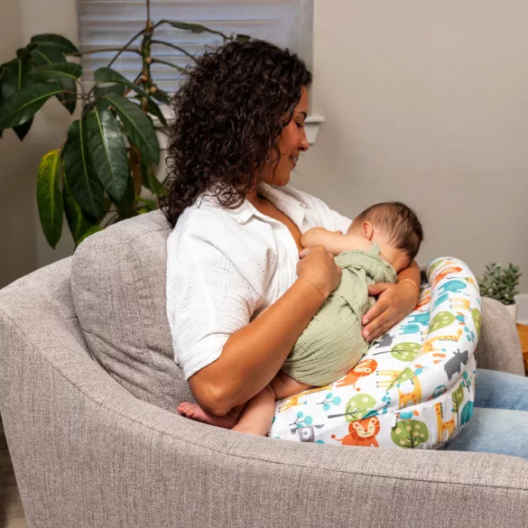 Chicco Boppy Deluxe dojčiaci vankúš s výplňou zachovávajúcou tvar – čierny