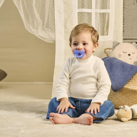 Chicco Physio Forma® Soft 16–36 mesiacov cumlík z čistého silikónu 1 ks, úplne mäkký – modrý