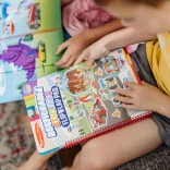 Melissa & Doug kreatívna hra, zošit s opakovane použiteľnými nálepkami, Paw Patrol – Misie