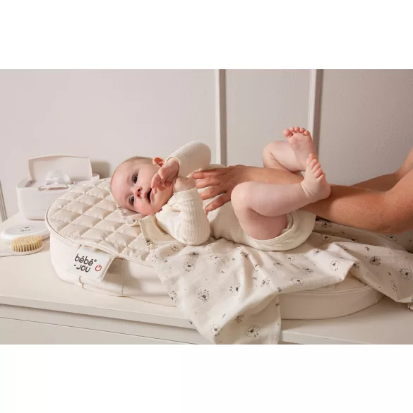 Bébé-Jou Vyhrievaná prešívaná podložka na prebaľovanie Quilted Waves vlny - Chalk Brown
