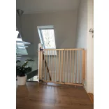 Baby Dan Mona vysoká drevená bezpečnostná mreža s upevňovacími sponami na zábradlie 74,5–114 cm, šírka 81 cm