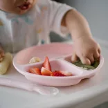 BabyOno silikónový tanier s tromi priehradkami a protišmykovou základňou – ružový 1482/02