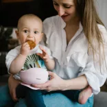 BabyOno silikónová miska s protišmykovou základňou – ružová 1481/02