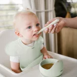 BabyOno silikónová nastaviteľná zásterka – mätová 1639/03